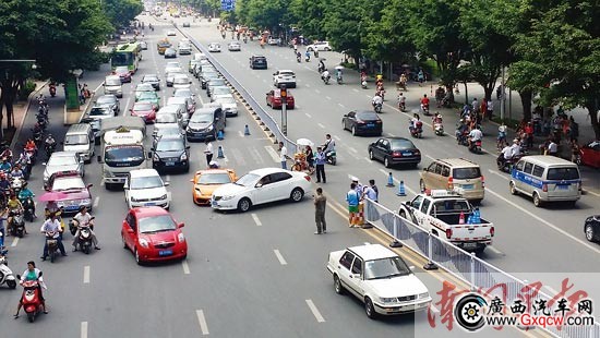 南寧寶駿車碰上蘭博基尼