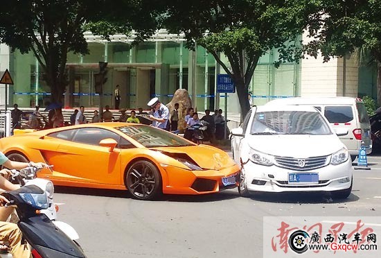 南寧寶駿車碰上蘭博基尼