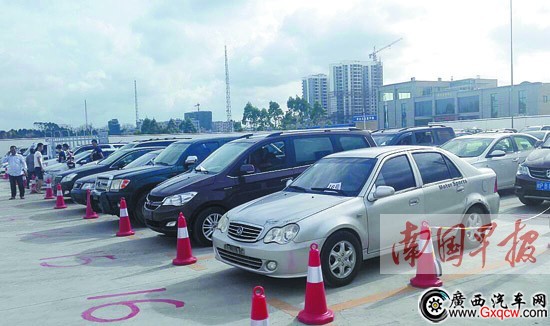 防城港:車管所搬遷停辦業(yè)務(wù)10天 導(dǎo)致大量業(yè)務(wù)積壓