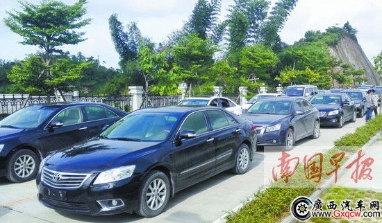 防城港:車管所搬遷停辦業(yè)務(wù)10天 導(dǎo)致大量業(yè)務(wù)積壓